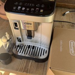 DeLonghi MAGNIFICA Evo Automatic Espresso Machine espresso