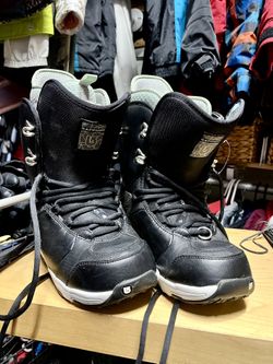 Women’s Sapphire Burton Snowboarding Boots ( Size 7.5)