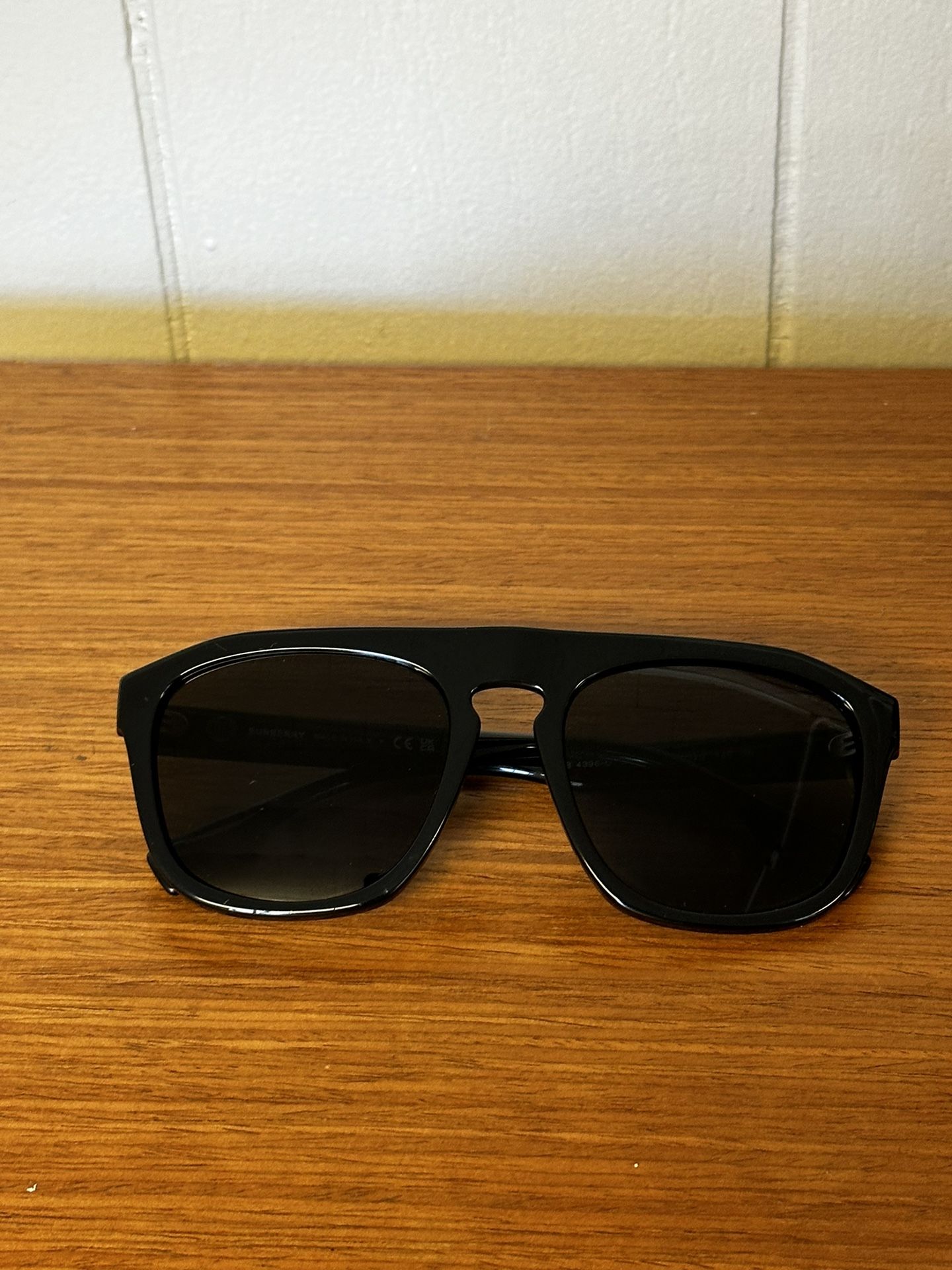 Burberry Wren Plastic Frame Sunglasses With Case And Box