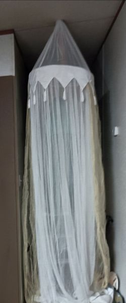 Vintage Canopy Bed/Play Indoor Tent/Mosquito Net