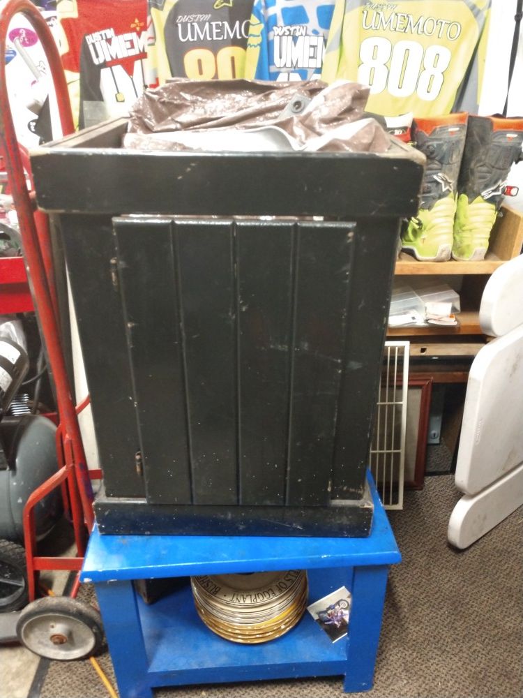 Cube fish tank stand