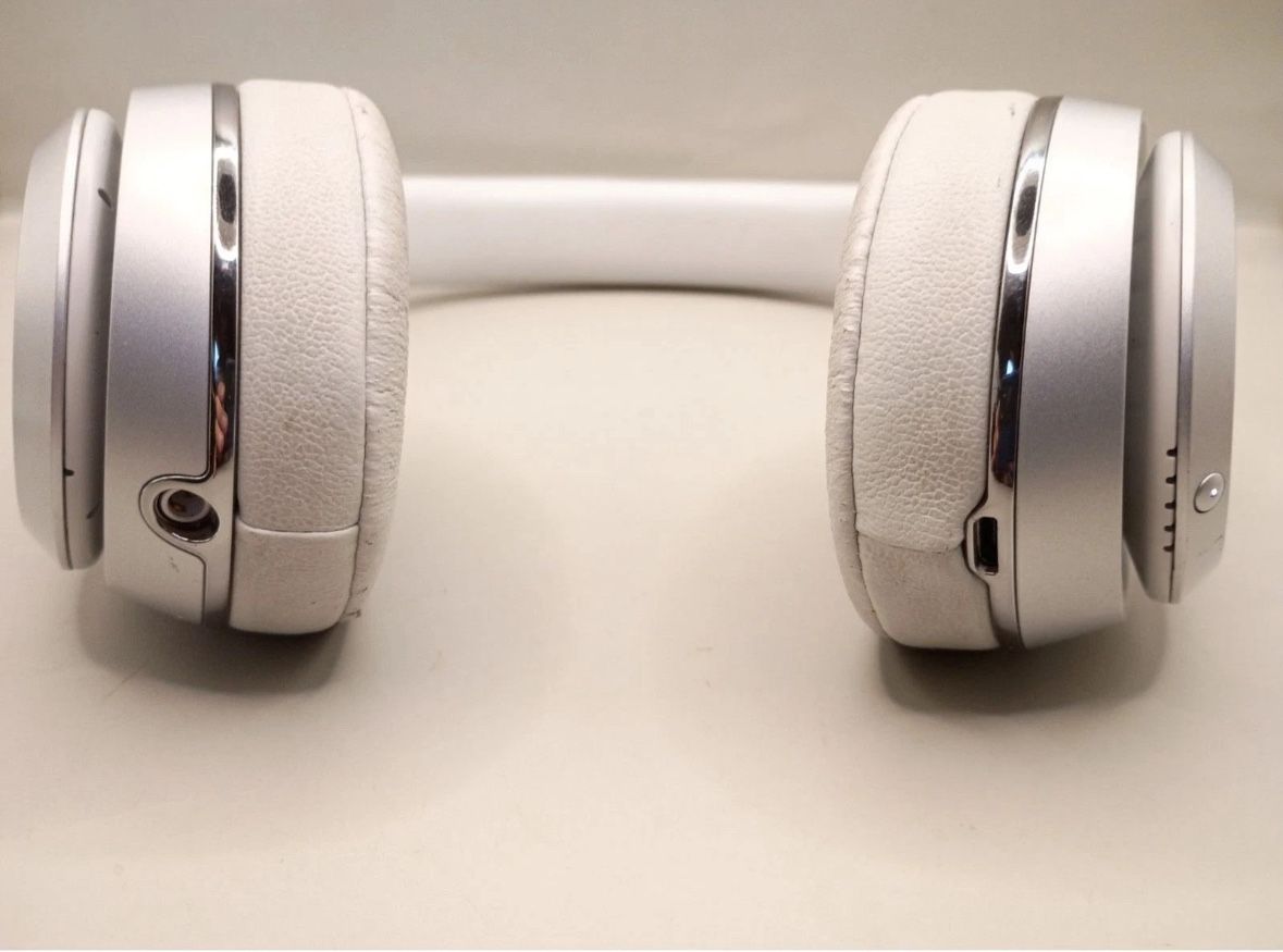 Beats Solo3 Wireless On Ear Satin Silver A1796 Apple W1 Chip