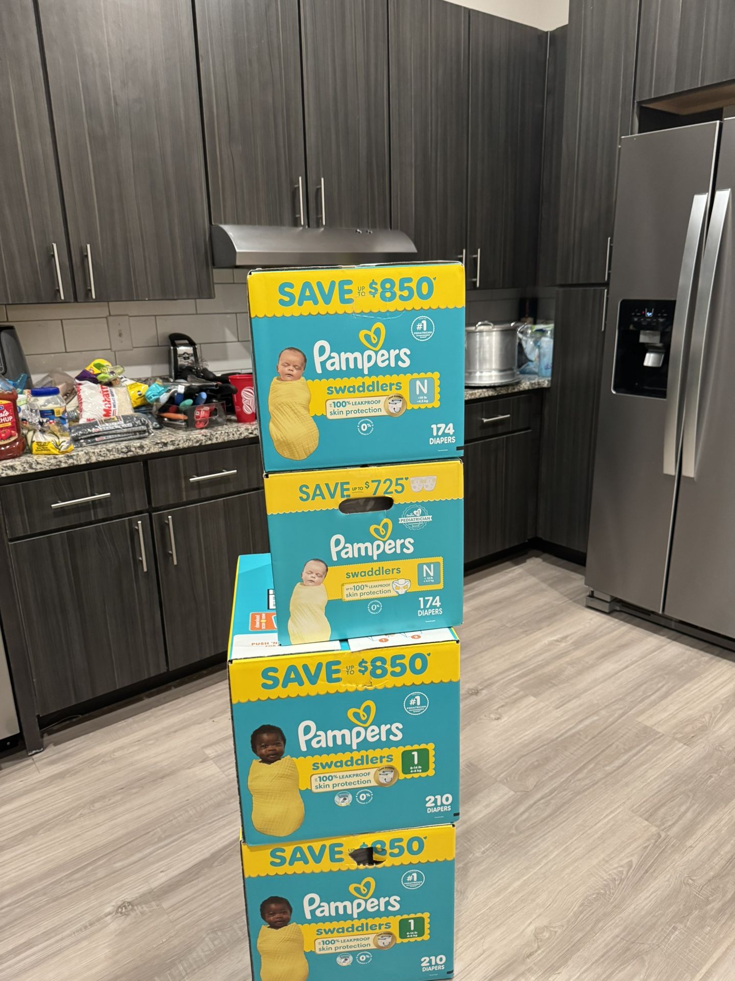 Diapers pampers Newborn of 174 diapers and size 1 of 210 diapers