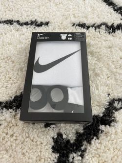 Brand New Newborn Nike 3 Piece Set