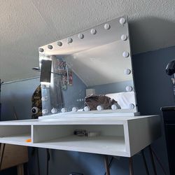 White Vanity Desk w/Hollywood Mirror and Lights