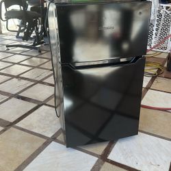 Hisense  Mini Fridge With Freezer 