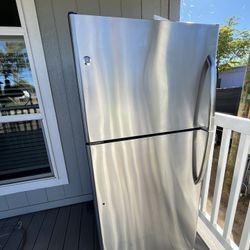 GE 18 Cu. Ft. Top‑Freezer Refrigerator — Clean & Working Great 