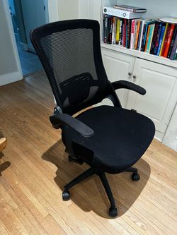 Ergonomic desk chair with adjustable height and arms