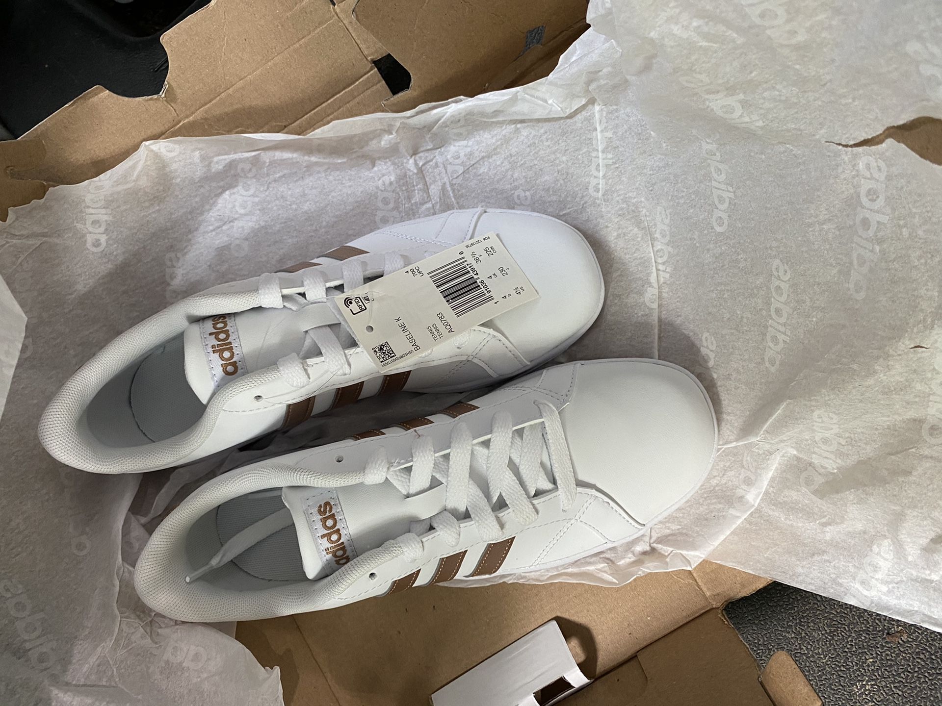 Brand New Girls Adidas Sneaker 👟