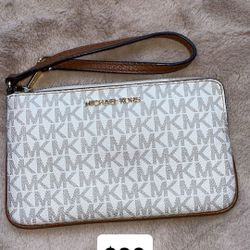 Micheal Kors Wristlet Clutch 