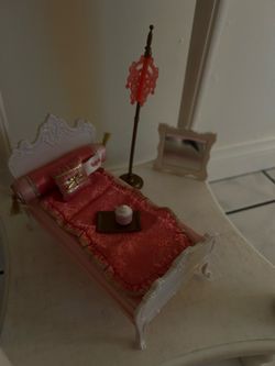 Bratz Doll Bedroom Set – Bed, Lamp, Mirror & Accessories