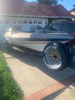 Bay liner bass trophy boat