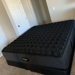 KING BEAUTYREST BLACK MATTRESS AND FREE BOX SPRINGS 