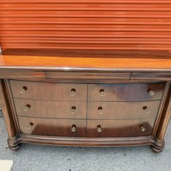 High End Dresser With Mirror 250$’OBO Delivery Available If Needed 🚛