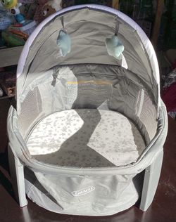 Travel Dome Bassinet Like New In Good Condition 