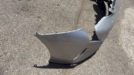 16/19 Prius front bumper cover Oem