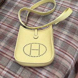 Gorgeous Light Yellow Bag In Excellent Condition 