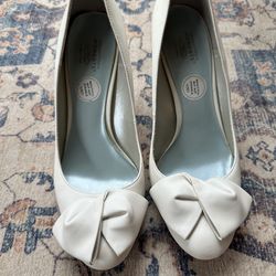 White Pumps - Size 8.5 - pick up only