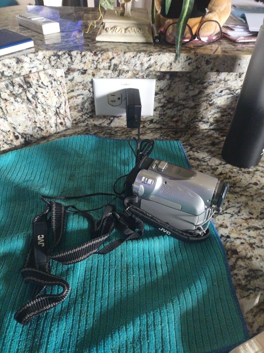 JVC CAMCORDER W/ STORAGE CASE