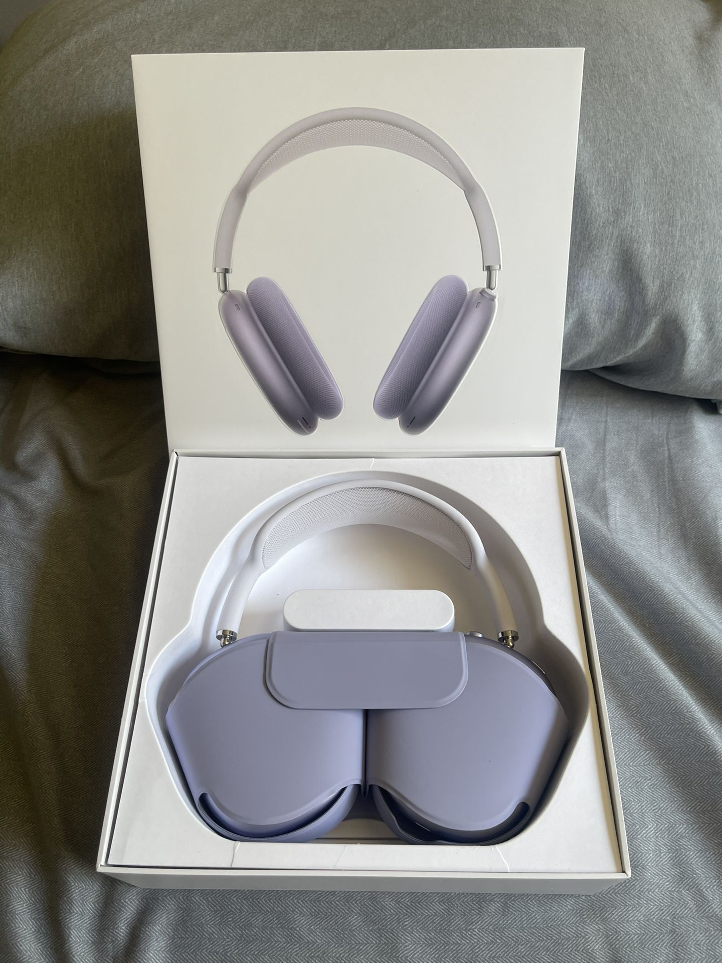 AirPod Max ( NEGOTIABLE)