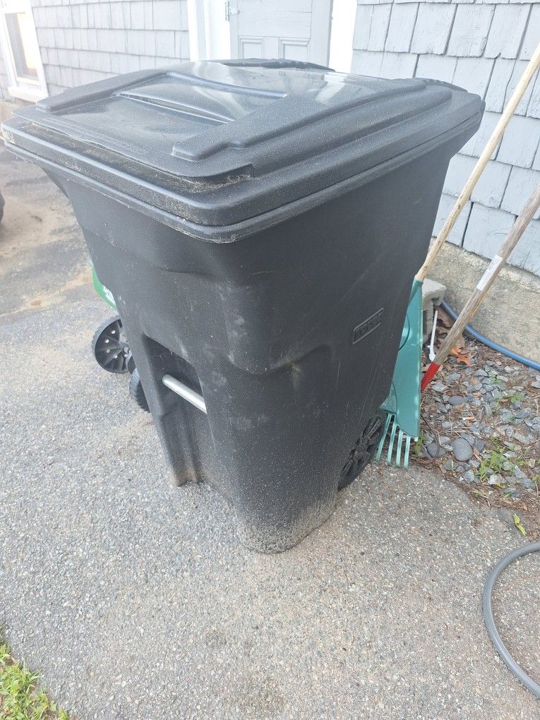 HEAVY DUTY GARBAGE BARREL. (LIKE NEW) (64GAL)