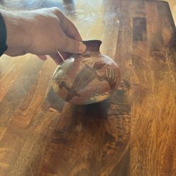  Peruvian pottery vase