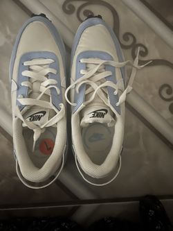 White nike shoes
