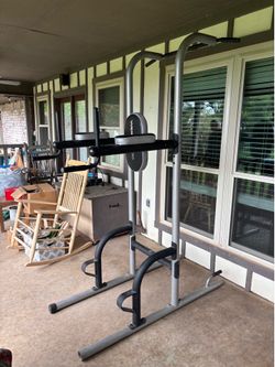 Pull up bar dip station
