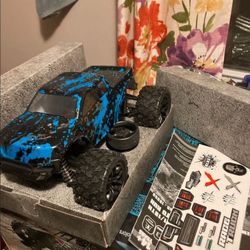 Remote Control Car，1:18(used, Very Good Condition, Green, Orange, Blue & Red Color)