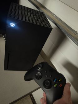 Xbox Series X w/controller