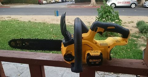 DeWalt DCCS620 20V MAX XR Brushless 12" Cordless Chainsaw with Battery and Charging station