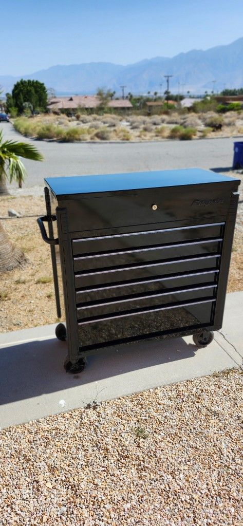 40" Six-Drawer Roll Cart (Gloss Black with Black Trim) By SNAP-ON