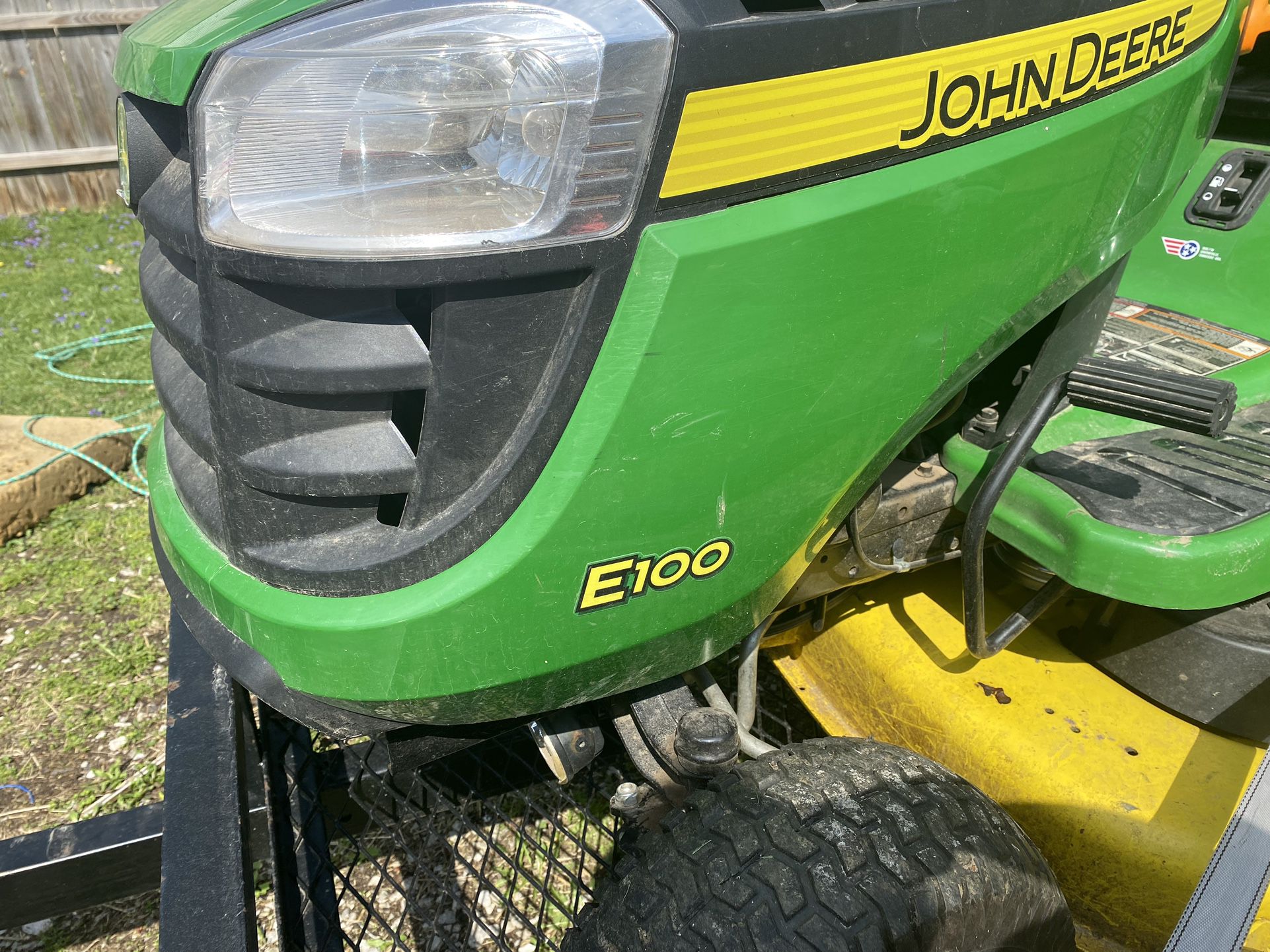John Deere E100 Lawn Tractor