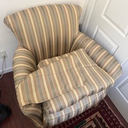Swivel accent chair