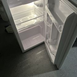 Magic Chef Refrigerator in White with Freezer