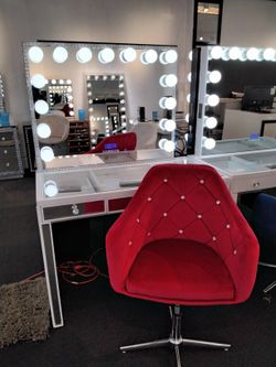 Lovely Makeup Hollywood Vanity 