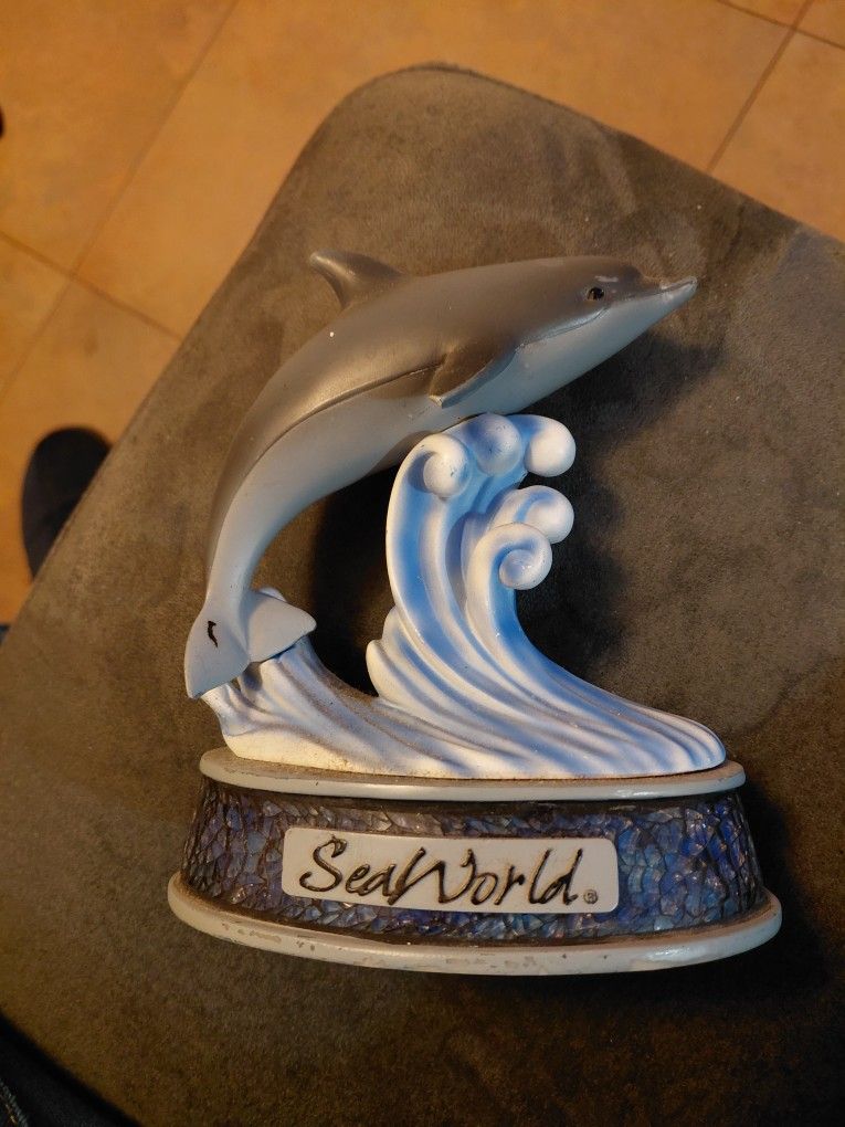 For DOLPHIN LOVERS, Nice Decorative Dolphin Fron Seaworld. Nice Condition
