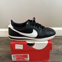 Nike Cortez Basic Leather Black And White, Size 7.5 Men’s (used) 