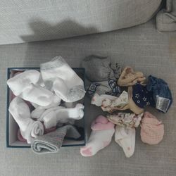 Newborn socks and mittens, small box