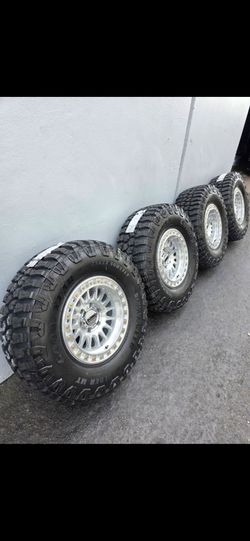 17" KMC w/ 35x12.50R17 Goodyear MT tires