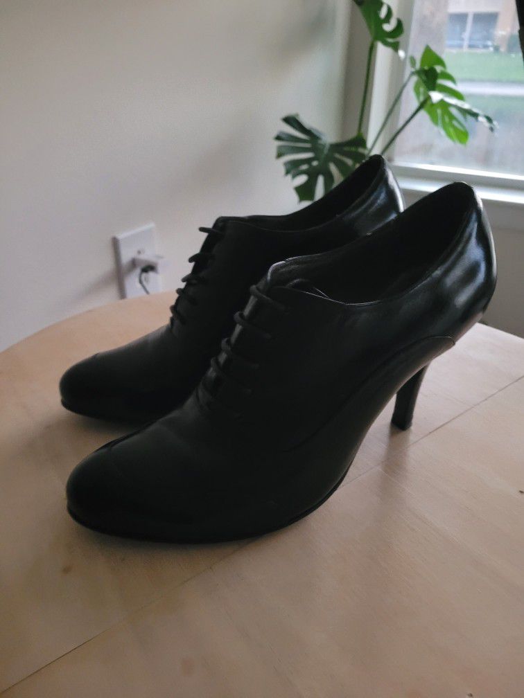 Great Condition Lorenzo Shoes Size 9,heel H 4"