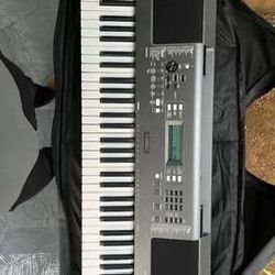  Yamaha PSR-E443 61-Key Portable Keyboard with Carrying Case - Excellent Condition