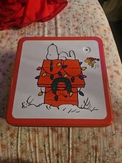 Snoopy Xmas Musical Light Up Cookie Tin 9"×9"×3" EMPTY 