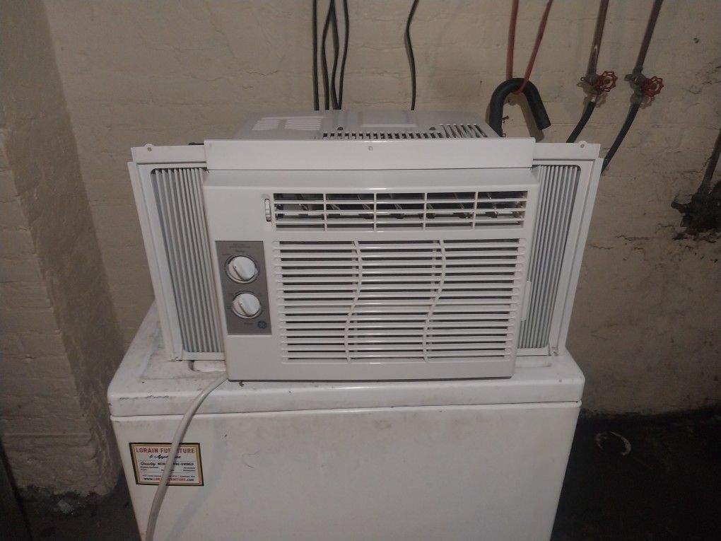 Air Conditioner General Electric 5,000 BTU (Like New)