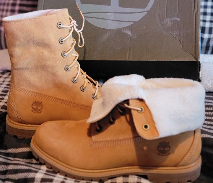Women’s Timberland Fold-Down Fur Boots Sz 9.5 – Wheat Nubuck – New in Box – $55