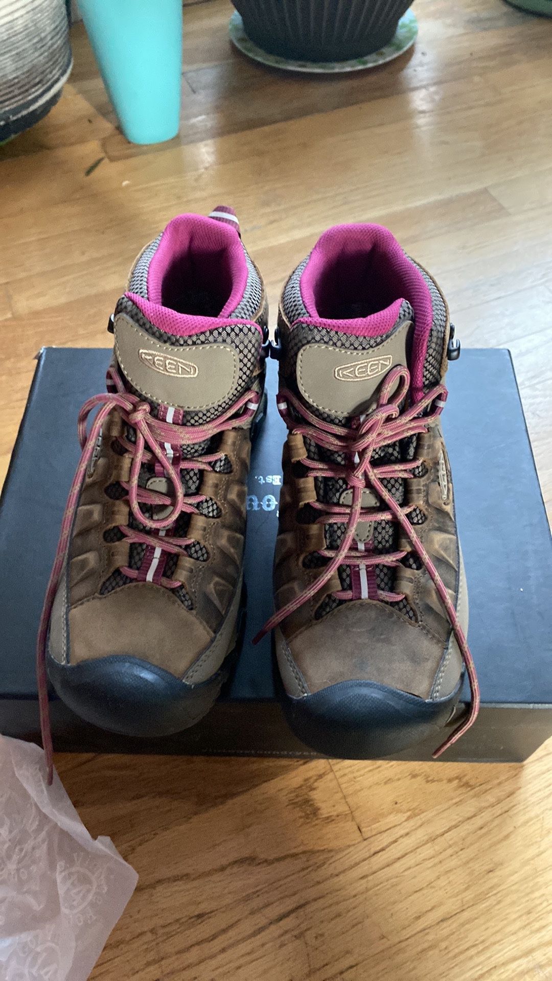 Keen Hiking Insulated Waterproof Shoes Size 8.5