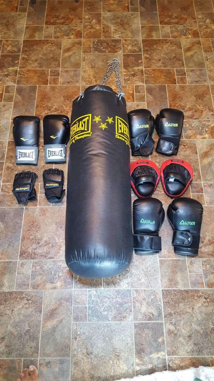 EVERLAST PUNCHING BAG WITH 5 PAIRS OF GLUBS