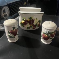 Napkin ,salt &pepper Shakers 
