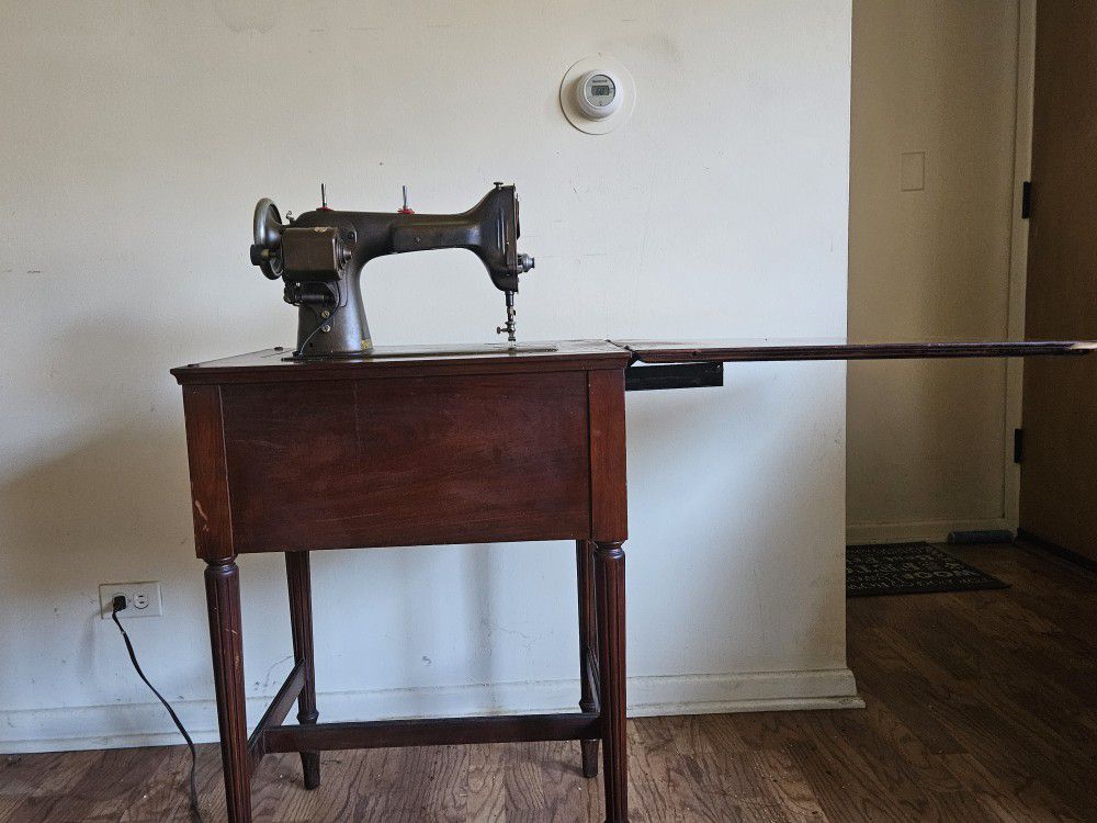 Vintage, Early 1900's - New Home Sewing Machine 