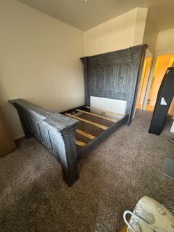 Queen Size Bed Frame * Only Pickup *